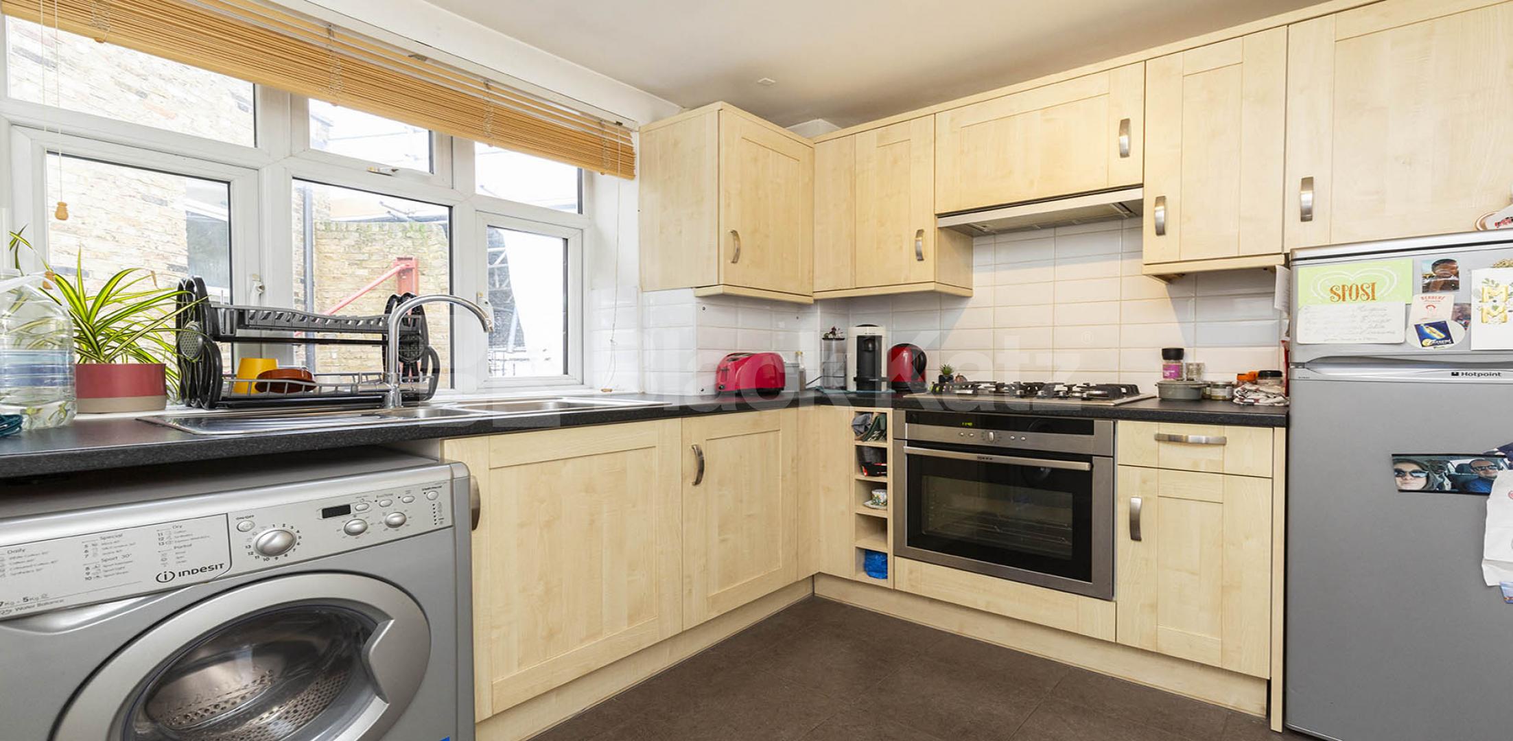 Superb modern studio located in the heart of Camden mins to Regents Park. Camden Road, Camden